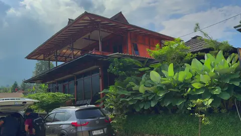 Villa di Garut yang terletak di kaki Gunung Guntur. Villanya baru dibangun dan yang bikin betah di sini view pegunungan dan persawahan yang cantik banget. Kalian pasti ga bakal nyesel nginep di Villa @Arunika Rancabango. #garut #wisatagarut #hotelgarut #penginapangarut #pesonagarut 