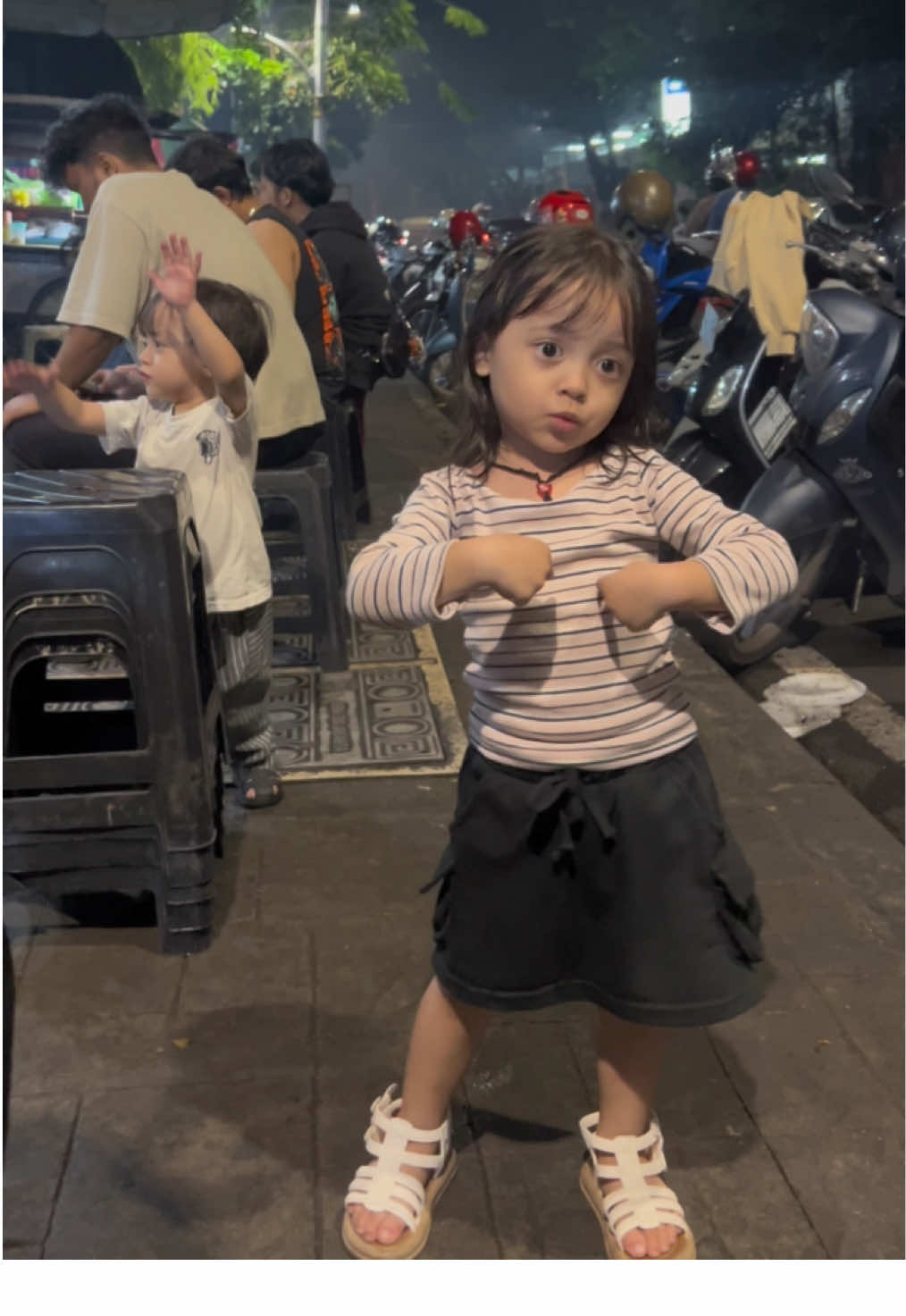 anak kecil nyanyi lagu buat anaknya 🙄🙄🙄 @Hindia @Team Hindia #fyp #celibimbim #everythinguare #toddlerlife #hindia 