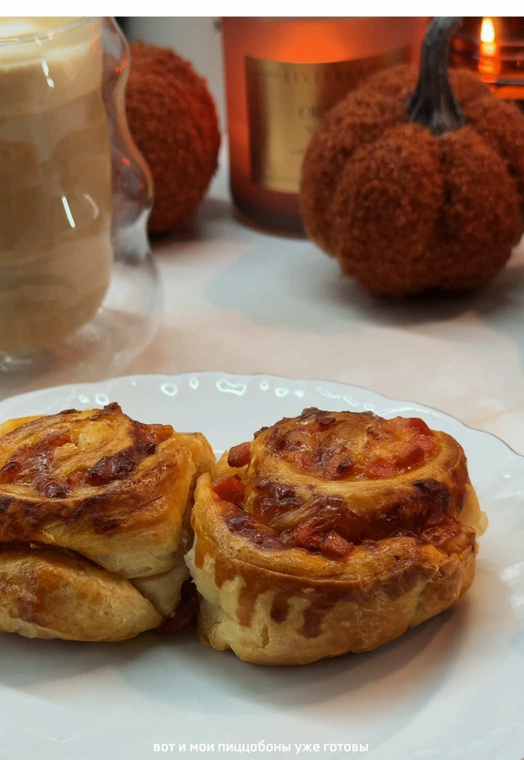 Пиццабоны 🍕  Ингредиенты:  Слоёное дрожжевое тесто 400 гр. Колбаса/ветчина Твердый сыр Кетчуп или томатный соус  Желток 1 шт.  Молоко 1-2 ст.л. Приготовление: Нарезать на небольшие кусочки колбасу и при необходимости натереть сыр. Соединить два пласта слоеного теста и раскатать. Смазать кетчупом, добавить колбасу, сыр и свернуть плотно в рулет. Нарезать порционно, смазать взбитым желтком с молоком и выпекать при 180° 20-25 минут (время выпекания может немного меняться в зависимости от индивидуальных особенностей вашей духовки). Все готово 🤌🏻  #рецепты #вкусноибыстро #рекомендации 