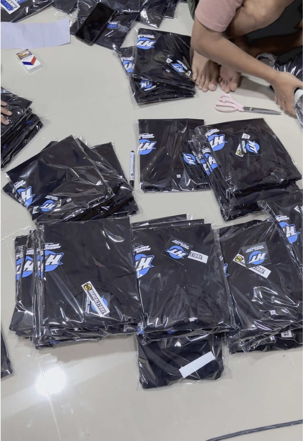 Proses packing kaos pesanan HT Express INFO SABLON BISA HUBUNGI No. 089602233773🤩🫴🏻  #mancalstore #sablonkaos #sablonplastisol #sablonmanual #sablondigital 