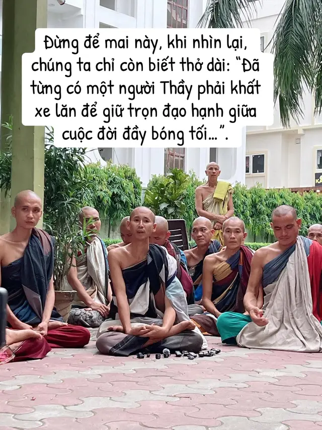 Có những lời chia sẻ tưởng chừng đơn giản, nhưng khi nghe lại khiến tim người ta nhói đau. Hôm nay, Thầy Minh Tuệ nói: “Con tác ý khất xe lăn để mình sử dụng, vì đi bộ họ cũng kiện, đi xe họ cũng kiện nên con đi xe lăn. Đi xe máy hay mô tô thì con không sử dụng được vì con không dùng tiền, nên con dùng xe lăn. Còn các sư phụ kia thấy vậy nên cũng khất như con.” Một người đã buông bỏ, đã chọn con đường hành pháp đúng nghĩa, đã không vướng bận vào đồng tiền – vậy mà đến cả bước chân cũng bị ràng buộc bởi những tranh chấp nhỏ nhoi. Đi bộ cũng bị kiện, đi xe cũng bị kiện, để rồi chỉ còn cách chọn… một chiếc xe lăn – biểu tượng của sự chịu đựng và nhẫn nhục giữa cuộc đời. Nghe mà quặn lòng. Xã hội nào lại để cho một bậc tu hành phải khất đến cả một chiếc xe lăn để được đi trên con đường của mình? Pháp nào, đạo nào lại trở thành thứ bị vây hãm bởi sự ganh ghét, ích kỷ và vô minh đến vậy? Một vị thầy vốn có thể an nhiên, vậy mà phải chọn xe lăn để tránh thị phi. Hình ảnh ấy vừa bi thương, vừa là lời tố cáo không cần lời: Tố cáo sự xuống cấp của niềm tin, của lòng nhân, của sự từ bi vốn dĩ phải có nơi mỗi con người. Có lẽ, điều đau lòng nhất không phải là Thầy phải ngồi xe lăn, mà là chúng ta – những người đang sống trong xã hội này – lại thờ ơ để cho điều bất công ấy diễn ra. Đây không chỉ là câu chuyện của một người, mà là tấm gương phản chiếu bộ mặt thật của sự nhỏ nhen, đố kỵ và sự mất mát niềm tin vào cái thiện. Để rồi, người nghe không chỉ xót xa cho Thầy Minh Tuệ, mà còn xót xa cho chính chúng ta – những kẻ đang vô tình dung dưỡng cái ác bằng sự im lặng. Đây không chỉ là nỗi đau riêng của Thầy, mà là vết thương chung của cả một xã hội. Nó nhắc nhở chúng ta rằng: khi cái thiện bị chèn ép, khi một người tu hành phải chọn đến xe lăn để tránh thị phi, thì đó là lúc chúng ta cần nhìn lại chính mình. Sự im lặng trước bất công chính là mảnh đất màu mỡ cho cái ác nảy sinh. Sự thờ ơ trước khổ đau chính là con dao vô hình cứa vào lòng nhân loại. Chúng ta có thể không ngồi trên chiếc xe lăn kia, nhưng nếu không lên tiếng, thì trong tâm hồn mình, mỗi người cũng đang dần đánh mất đôi chân tự do. Hãy tỉnh thức. Hãy can đảm nói lên sự thật. Hãy nuôi dưỡng từ bi, để đạo pháp không còn là nỗi cô đơn của một vài con người, mà là ánh sáng chung soi đường cho tất cả. Đừng để mai này, khi nhìn lại, chúng ta chỉ còn biết thở dài: “Đã từng có một người Thầy phải khất xe lăn để giữ trọn đạo hạnh giữa cuộc đời đầy bóng tối…”.