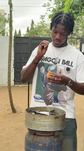 Tu vois qu’avec le briquet  BIC c’est plus facile ? 