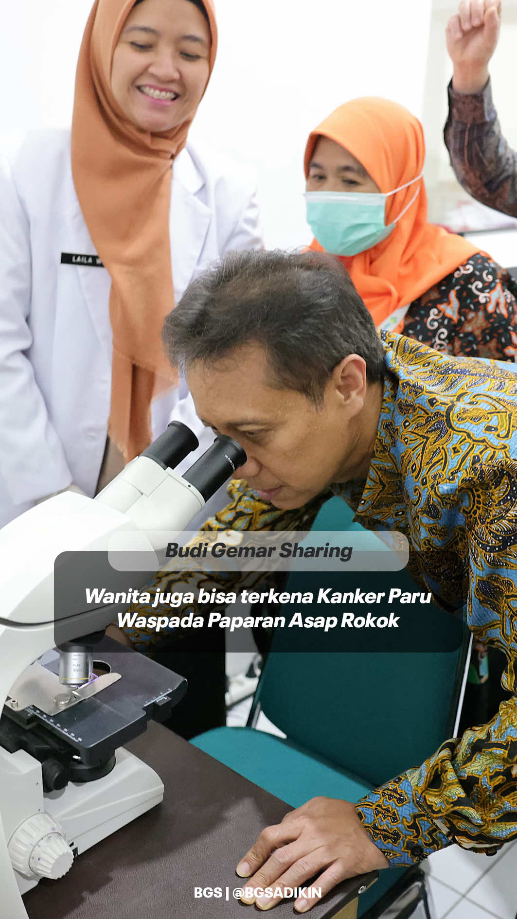 #BGS ingatkan suami-suami yang hobinya ngerokok di dalam rumah, istri dan anak kalian bisa jadi nanti terkena kanker paru Belajar dari seorang pasien @rspawsalatiga, ibu 49 tahun yang tervonis kanker paru stadium 4. Ia tidak memiliki faktor risiko dalam dirinya, kecuali paparan asam rokok yang selalu didapatkan dari suaminya yang perokok berat. Padahal, kanker paru ini adalah kanker no. 1 yang terjadi pada pria; bukan wanita. Namun, dengan faktor risiko sebagai perokok pasif ternyata bisa saja terjadi. Di Rumah Sakit Paru dr. Ario Wirawan Salatiga, ibu tersebut mendapat penanganan holistik terkini. Sebelum dilakukan terapi, proses diagnostik dilakukan secara bertahap. Dimulai dari pemeriksaan CT-scan, lalu biopsi patalogi anatomi sampai kemoterapi sesuai target. Saya berterimakasih kepada RS PAW telah menjadi pusat penanganan penyakit respirasi dan kanker paru di Provinsi Jawa Tengah bisa hadir untuk masyarakat dengan pelayanan subspesialistik, tanpa harus dirujuk ke Jakarta. Jadi, saya tidak bosan untuk mengingatkan kepada para suami-suami / bapak-bapak rumah tangga yang masih hobi merokok. Yuk, segera diberhentikan kebiasaan tidak sehatnya itu. Bukan hanya merusak paru para perokok, tetapi berdampak besar juga kepada manusia di sekitar kalian. #BudiGemarSharing #BudiGunadiSadikin #MenteriKesehatan #KemenkesRI