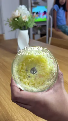 Small but terrible 🤩  Super life saver nitong portable food processor na ito  #KitchenHacks #foodprocessor #cookingtools #kitchenmusthave #portablefoodgrinder 
