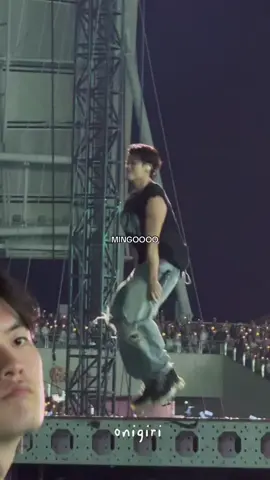 HE’S SUCH A PUPPYYY 😆😆 #mingyu #kimmingyu #seventeen17_official #fyp #foryoupage 