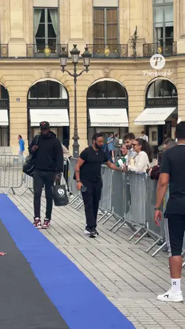 Cyril Hanouna fait son entrée à Place Vendôme 🎾✨ Toujours là où on ne l’attend pas, Cyril Hanouna a débarqué sur le terrain de paddle éphémère installé en plein cœur de la Place Vendôme 😎🔥. Un moment insolite qui a fait réagir les passants et ses fans ! 👉 Alors, prêts à le défier sur le court ? 🎾 #Purepeople #Bestimage #CyrilHanouna #PlaceVendôme #paddle  
