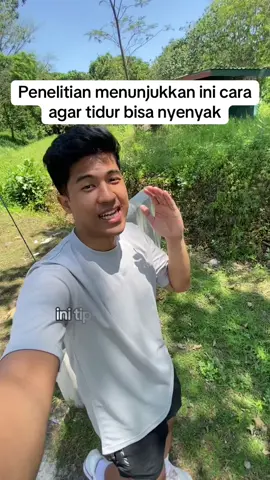 “Earthing” atau kadang disebut juga grounding, adalah praktik menghubungkan tubuh langsung dengan permukaan bumi — biasanya dengan berjalan tanpa alas kaki di tanah, rumput, pasir, atau dengan menyentuh tanah/batu. 📌 Inti konsepnya: 	•	Bumi memiliki muatan listrik negatif alami. 	•	Ketika tubuh kita bersentuhan langsung dengan bumi, elektron bebas dari tanah dipercaya bisa menetralkan radikal bebas dalam tubuh. 	•	Praktik ini disebut bisa membantu mengurangi stres, memperbaiki tidur, menurunkan peradangan, dan menyeimbangkan energi tubuh. ⚡ Cara paling sederhana melakukan earthing: 	•	Jalan tanpa alas kaki di tanah, pasir pantai, atau rumput. 	•	Duduk atau berbaring langsung di tanah. 	•	Menggunakan earthing mat atau earthing sheet yang tersambung ke grounding listrik (alternatif modern). 📖 Riset: Beberapa studi kecil menunjukkan manfaat potensial, misalnya menurunkan nyeri kronis, meningkatkan kualitas tidur, dan menstabilkan kortisol.