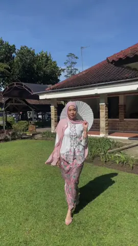 ootd kebaya buat wisuda atau kondangan cantik bgt 🥰 #kebayaencim #kebayabridesmaid #kebayawisuda 