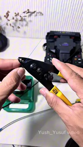 Tang pengelupas jacket kabel fiber optik mempermudah saat pengeleupasan kabel meningkatkan keberhasilan penyambungan kabel dan mempercepat dan mempersingkat waktu penyambungan kabel dengan splicer #rtrwnet #tangpengelupaskabelfo#fyppppppppppppppppppppppp #viral 