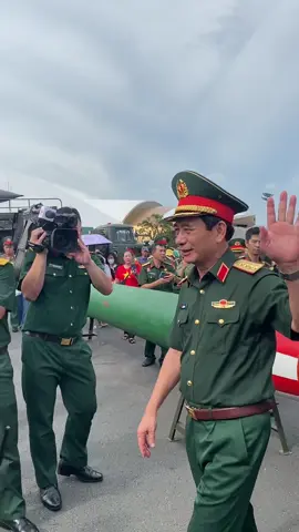 Bác Đại Tướng Phan Văn Giang. Bộ Trưởng Bộ Quốc Phòng. Thăm triển lãm thành tựu đất nước.Đông Anh. Hà Nội