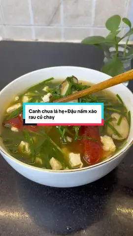 Bữa cơm chay với 2 món cực kỳ đẹp mắt lại ngon nữa.Món canh lá hẹ lâu lắm rồi mới ăn lại thấy ngon thật ấy,ngửi mùi lá hẹ thì không thích lắm nhưng nấu lên rồi thì lại rất ngon và hấp dẫn,còn món rau củ xào thì ngon khỏi bàn rồi mình chỉ ngồi ăn thức ăn không luôn ấy 😍 #DuongVuiVe #LearnOnTikTok #ancungtiktok #nauancungtiktok #comchay 