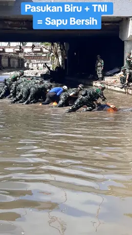 Pembersihan sampah banjir oleh Pasukan Biru PUPR bersama TNI dan Polri#Pasgapbiru#puprkotadenpasar 