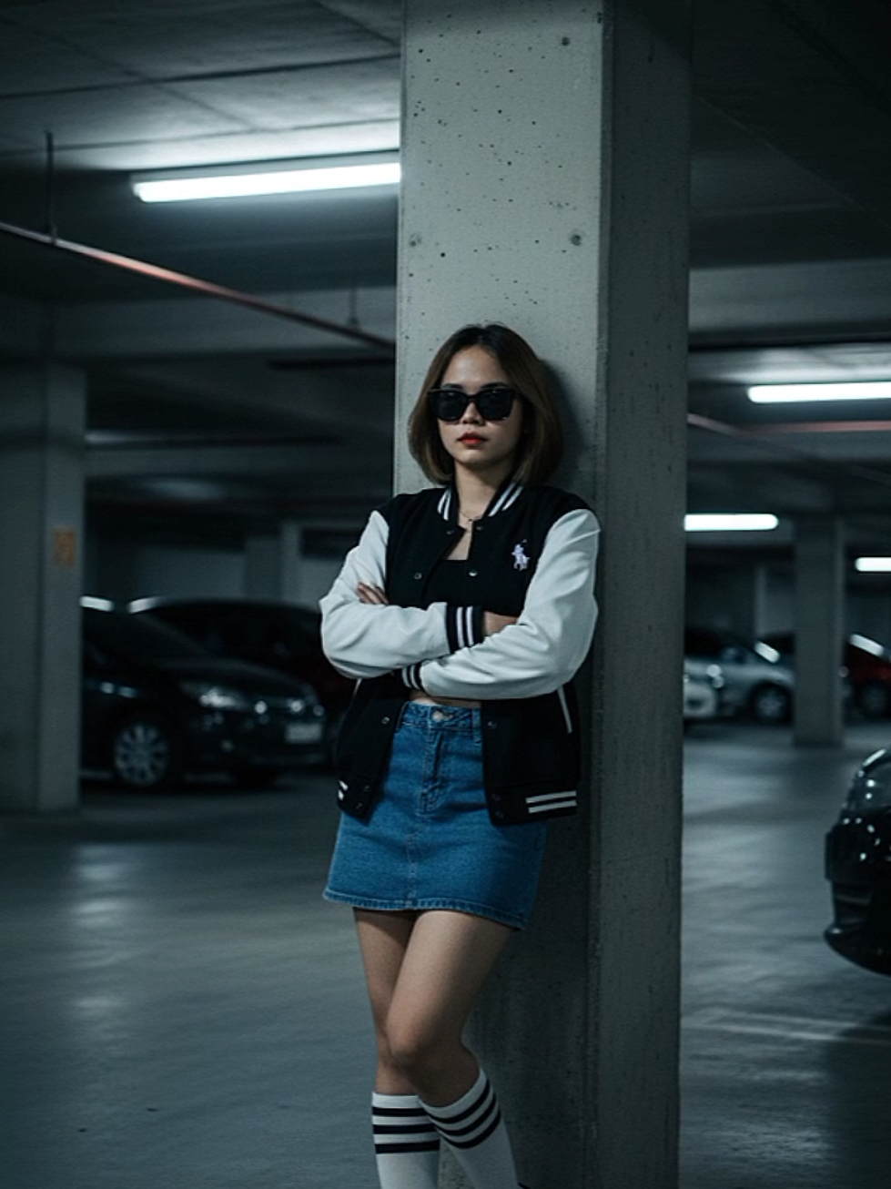 step 1 - Buka chrome, ketik google gemini step 2 - Masuk ke akun google kalian (akun gemini AI) step 3 - masuk kan foto yang ingin kalian edit (klik tanda +) step 4 - masuk kan prompt teks(bisa di ubah sendiri sesuai selera😊) Edit foto wanita itu menjadi berdiri santai di parkir basment bersandar di tiang parkir dengan gaya elegant. Ia mengenakan outfit hitam dengan crop top , rok jeans diatas lutut, kacamata hitam, sepatu boots korea warna hitam, dengan tangan kanan di saku. Gaya elegan dan edgy dengan nuansa misterius. Pencahayaan redup dari lampu neon di langit-langit menciptakan bayangan halus, detail, dan real. Serta jangan merubah wajah. Kualitas gambar 1080p full hd dan di bikin sereall mungkin. selamat mencoba, dan prompt nya bisa kalian ubah sendiri ya😊🤣 #geminiai #promptai #aigemini  #trendai 