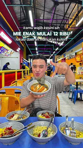 Ternyata yang soft opening tanggal 12 kemarin itu adalah Mi Super-K 🎉 🍜 Menu yang wajib banget kamu cobain: – Mie Gokil: pedes gurih nagih 🔥 – Mie Mantul: comfort food manis gurih – Mie Japanese Curry & Mie Tomyum: creamy vs asem pedes segar 🍲 – Tsukune Teriyaki buat pecinta nasi 🍱 Uniknya, di sini nggak cuma makan  tapi ada juga photobox lucu, bisa main claw machine, sampai nongkrong di cafenya sambil ngemil donat cokelat dan matcha latte. Harga mulai Rp12 ribuan aja, definisi comfort food yang bikin betah nongkrong 🤍 Fix sih bakal jadi spot baru andalan bagi warga surabaya khususnya warga manukan 🥰 #kulinersurabaya #surabayakuliner #jelajahkuliner #fyp 