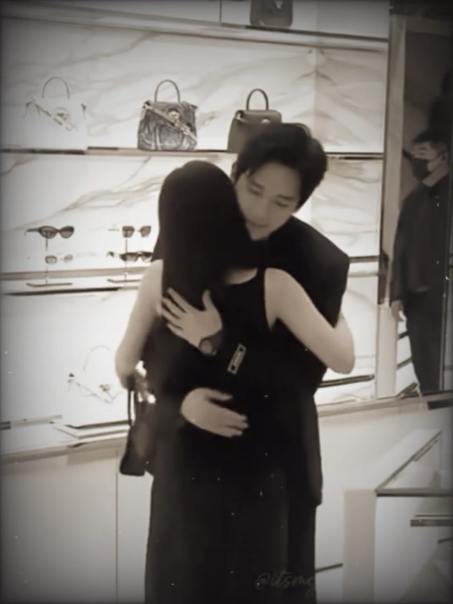 Ống kính nhiều đó, phóng viên nhiều đó, nhưng nếu bản thân muốn ôm đối phương thì có gì phải sợ?  #vuonganvu_trieulotu #xuhuong #viral #fyp #zhaolusi 