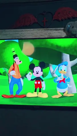 I know, I know. It's a kid show. But I couldn't help it lol. #lol #mickeymouseclubhouse #song #fyp #shakeit 