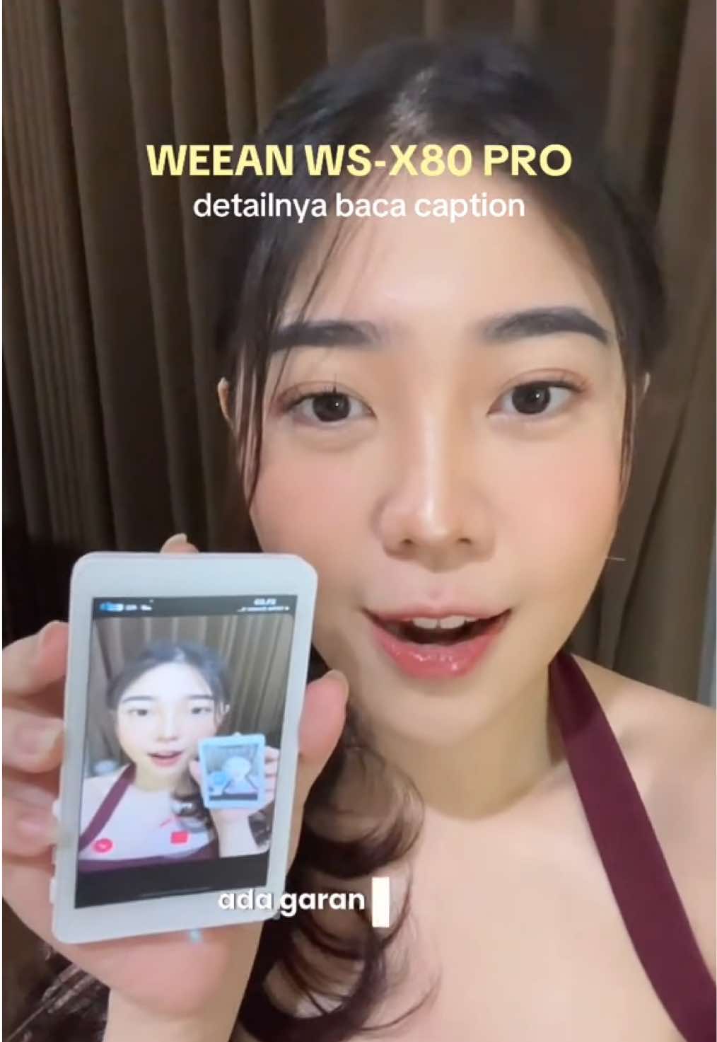 problem solved, guys!!! WEEAN WS X-80 PRO Selfie Screen. Magnetic, wireless, nggak ribet, hasilnya… gila bening banget! Spesifikasi Produk: 👇🏻👇🏻👇🏻 Ukuran Layar: 4.02 inci (IPS) Resolusi Layar: 1136 × 640 Rasio Layar: 16:9 Port: Type-C x1 (Input daya 5V1A) Tombol Kontrol: * Tombol Power x1 * Tombol Atur Rasio Layar x1 * Tombol Balik Layar x1 * Tombol Atur Kecerahan x1 * Baterai: 1800mAh (baterai tanam, hemat daya) Kompatibilitas: * iOS versi 9.0 ke atas * Android versi 2.0 ke atas * HarmonyOS versi 3.0 ke atas * MagicOS versi 4.0 ke atas  #screenmirroring #selfiescreenmonitor #selfiescreen #monitorselfie #alatcontentcreator 