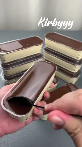 No Bake Boston Cream Cake  4 egg yolks 2 tbsp cornstarch 1/2 cup sugar pinch of salt 250ml all purpose cream 1 can evaporated milk (370ml) 1 tsp vanilla extract 500ml all purpose cream 1 can condensed milk 250ml all purpose cream 180m dark chocolate