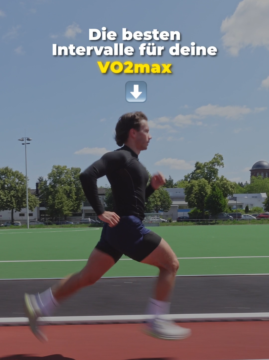 VO2max steigern im Laufen⬇️  Wie viel Sauerstoff euer Körper pro Minute aufnehmen und verarbeiten kann, bestimmt eure VO2max.  ❌️Disclaimer: Die Intervallformen, die ich Euch empfehle, sind nicht die einzige Methode, um die VO2max zu entwickeln. Auch Training in anderen Intensitätszonen trägt dazu bei.  Eigenschaften: 1️⃣ Längere Intervalle 2-8 min) sind kürzeren (20-60 s) überlegen 2️⃣ Ziel der Intervalle: viel Zeit bei ca. 90-95% der maximalen Herzfrequenz oder 100-110% der FTP zu verbringen 3️⃣ 2-3 VO2max Sessions/Woche nicht überschreiten 4️⃣ Pausezeit: 1:1, 1:2 oder 1:4, abhängig von der Intensität und der subjektiven Anstrengung 5️⃣ mind. auf 15 min Belastungszeit kommen pro Einheit  Empfehlungen aus der Literatur: • 4x8 min ( 2min Pause) @90% HFmax bzw. ca. 100-105% FTP • 4x4 min (4 min Pause) @ 95% HFmax bzw. 110-115% FTP • Extratipp: fast start Intervals, die ersten 30s sehr schnell anlaufen um schneller in die Intensitätszone zu kommen  Viel Spaß damit! Folgt, wenn ihr wissen wollt wie das speziell für HYROX aussehen kann! ✊️💨 #hybridathlete #Running #vo2max #hyrox