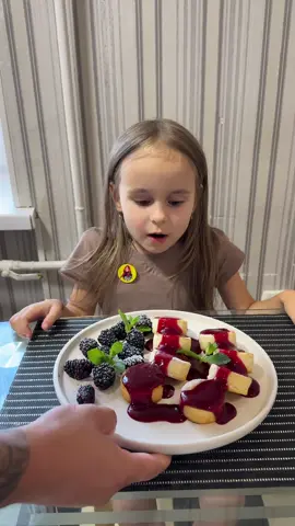 ✨ Сирники з фірмовим ожиновим соусом 🫐🥞 🔹 Рецепт фірмового соусу: ◽Ожиновий соус: 350-400 г ожини 5 ст. л. цукру • 100 мл води сік з ½ лимона • 1 ч. л. крохмалю (розвести ще в ~100 мл холодної води) 😉Як готувати соус: ﻿﻿﻿Потовкти ягоди. ﻿﻿﻿Додати цукор, лимонний сік і 100 мл води. Довести до кипіння. ﻿﻿﻿Пробити блендером, процідити через сито. ﻿﻿﻿Повернути на вогонь, влити розведений крохмаль. ﻿﻿﻿Проварити до загустіння. Остудити. Соус виходить ніжний, ароматний і яскравий ✨ Аня жартує: — «Та соус я й сама зроблю, ти сирники нормальні приготуєш?» І тут я дістаю упаковку сирників від @VALESTO Valesto: Просто розігріваєш — і все!» 🔥 Сковорідка зашипіла, сирники підрум’янились до золотавої скоринки, але наша порада дотримуватись рекомендацій на упаковці, тобто просто розігріти у духовці або у мікрохвильовій печі 🤤 Подача: рум’яні сирники Valesto + ожиновий соус + свіжа м’ята 🌿 Смакота 😍 #Valesto #Сирники #igor_shpigunov1 #ІгорШпигунов