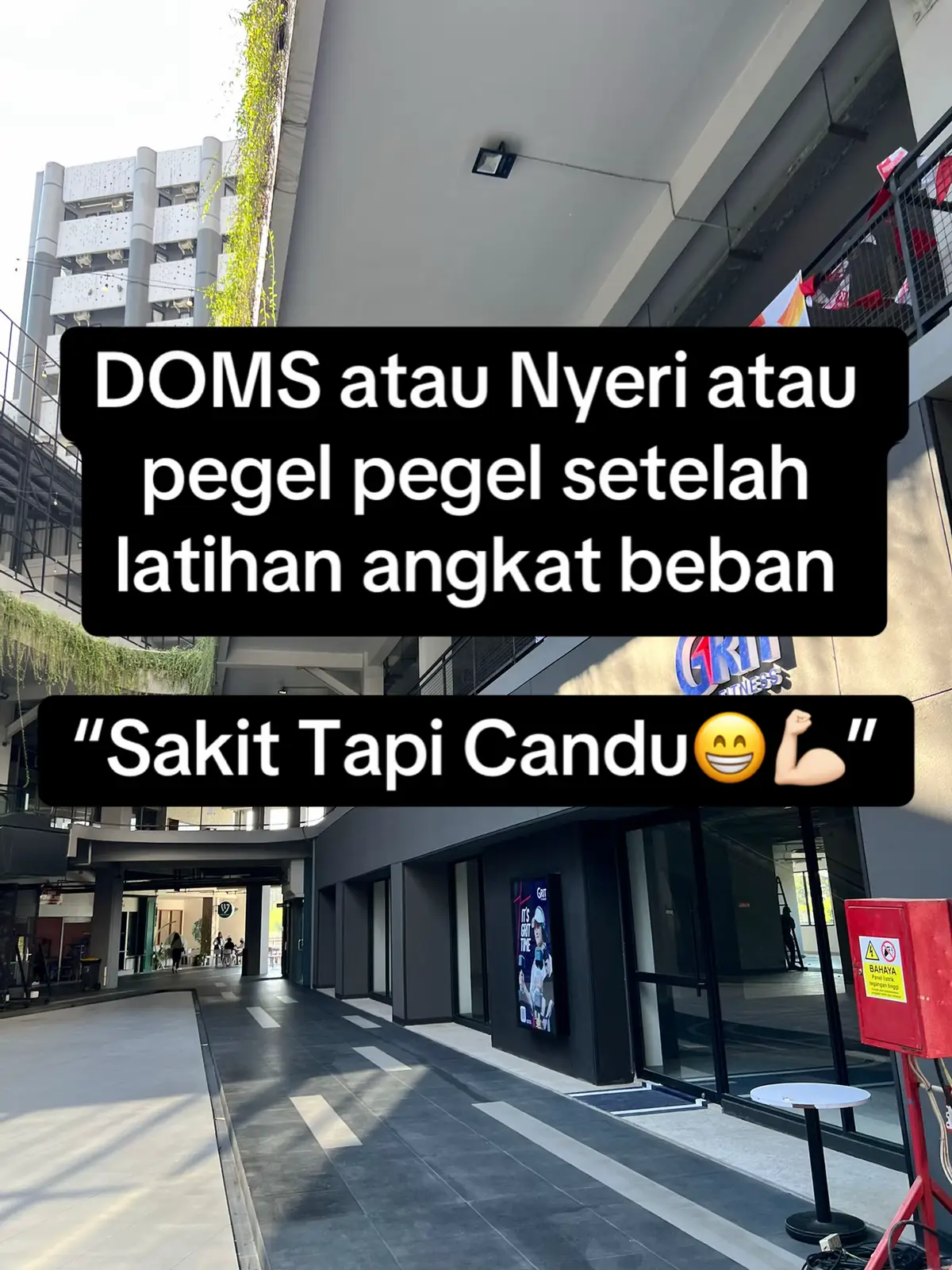 DOMS (Delayed Onset Muscle Soreness) itu wajar dan dialami hampir semua orang, terutama kalau: 	•	Baru mulai latihan, 	•	Coba gerakan baru, atau 	•	Naikkin beban/intensitas lebih berat dari biasanya. Artinya otot lagi beradaptasi dan diperbaiki supaya jadi lebih kuat. Jadi gak perlu panik kalau pegal, itu bukan cedera, tapi bagian dari proses. Kuncinya: kasih waktu istirahat cukup, makan protein, tidur yang berkualitas, dan jangan lupa pemanasan-pendinginan. #gym #GymTok #gymrat #GymLife #gymgirl 