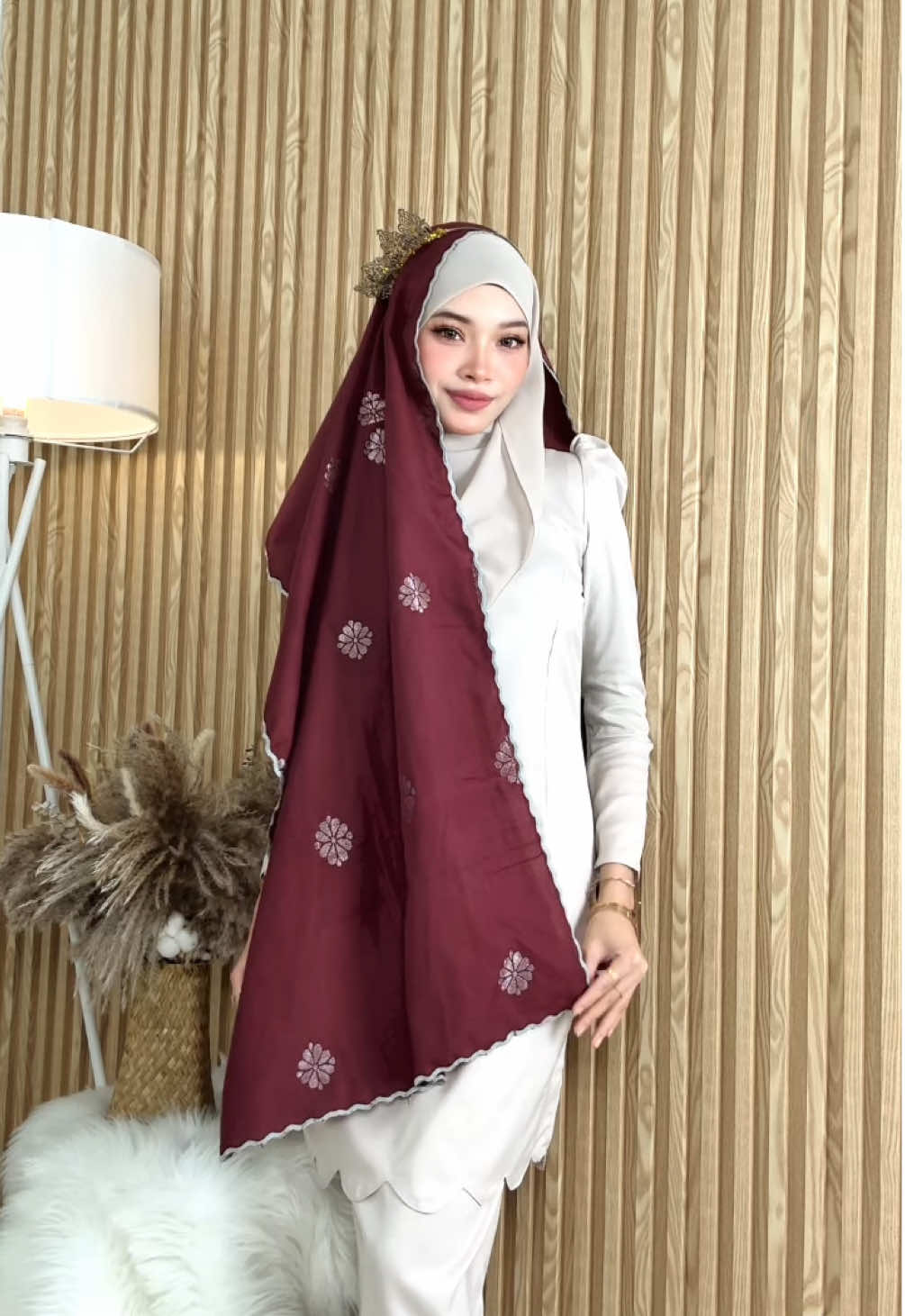 Mcm2 gaya kan boleh bt dgn baju kurung Naomi ni sbb simple jdi nk pelbagaikan tema pun senang😍🥹 #fypシ゚viral #fyppppppppppppppppppppppp #OOTD #irisrafael #kurungmurah 