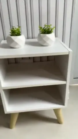 Organização e beleza ✨ Mesa de cabeceira retrô para deixar seu quarto perfeito. #Quarto #Decoração #Retro #MesaDeCabeceira #Casa 