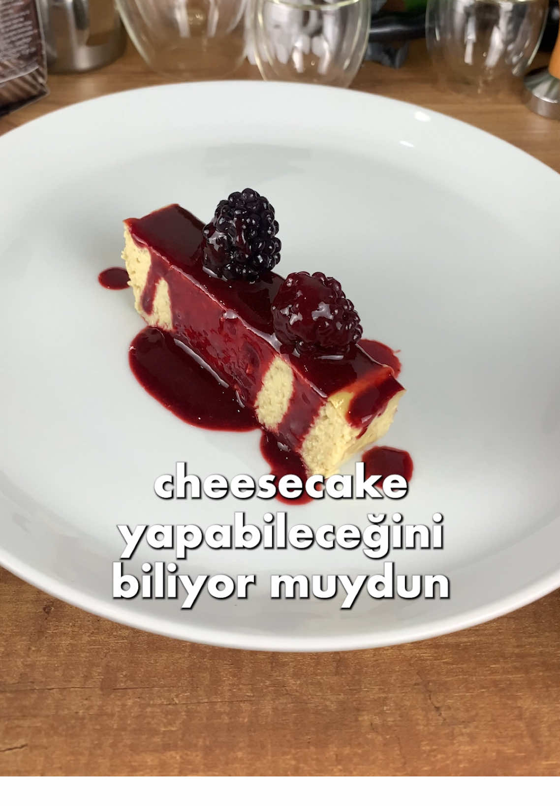 3 dakikada Cheesecake Tarifi Malzemeler 1.5 subar dağı süzme yoğurt 2 adet büyük muz 2 adet yumurta 1 tatlı kaşığı Vanilin (opsiyonel) Üstü için 10 adet böğürtleni blenderdan çekip ince delikli bir süzgeçten süz #keşfet #keşfetteyizzz #keşfetbeniöneçıkar #keşfett #keşfetedüş 