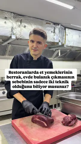 Restoranlarda yediğiniz et yemekleri berrak ve temiz görünür; ama evde yaptıklarınız genelde bulanık olur, değil mi? Bunun iki sebebi var: eti doğru kesmemek ve eti blanch etmemek. Eti doğru kesmek, bağ dokuların kısalmasını sağlıyor. Bu da etin daha yumuşak pişmesini sağlıyor. Blanch etmede ise etleri soğuk suyun içine atıyoruz ve kısık ateşte yavaş yavaş ısıtıyoruz. Böylece içindeki proteinler ve özellikle albümin, düşük ısılarda çözülerek yüzeye çıkıyor. Biz de bunları “kef” diye bildiğimiz köpükler halinde alıyoruz. Eğer kaynar suya atarsanız, bu proteinler bir anda pıhtılaşır ve suyun içine hapsolur; işte bulanıklığın sebebi de bu. Sonrasında etleri süzüp temiz suyla duruluyoruz. Yani bir nevi “debulaj” yapıyoruz. Bu işlemden sonra elinizde hem berrak, hem de lezzetli yemekler için tertemiz etler kalıyor. Bu bilgiyi mutlaka bir arkadaşınıza gönderin, çünkü et yemeklerinde berraklık sır gibi saklanır. Daha fazla püf noktası için takipte kalın 👨‍🍳✨