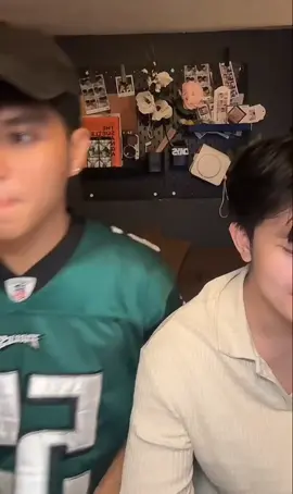 Dry ba lips n'yo? If yes, since wala tayong sariling Andrei na maglalagay ng lip balm satin, magkaniya-kan'ya na lang talaga😓 @Cly & Andrei  @andrei @Clyvine  #Clydrei #fyp #mlm #clydrei #fyppppppppppppppppppppppp 