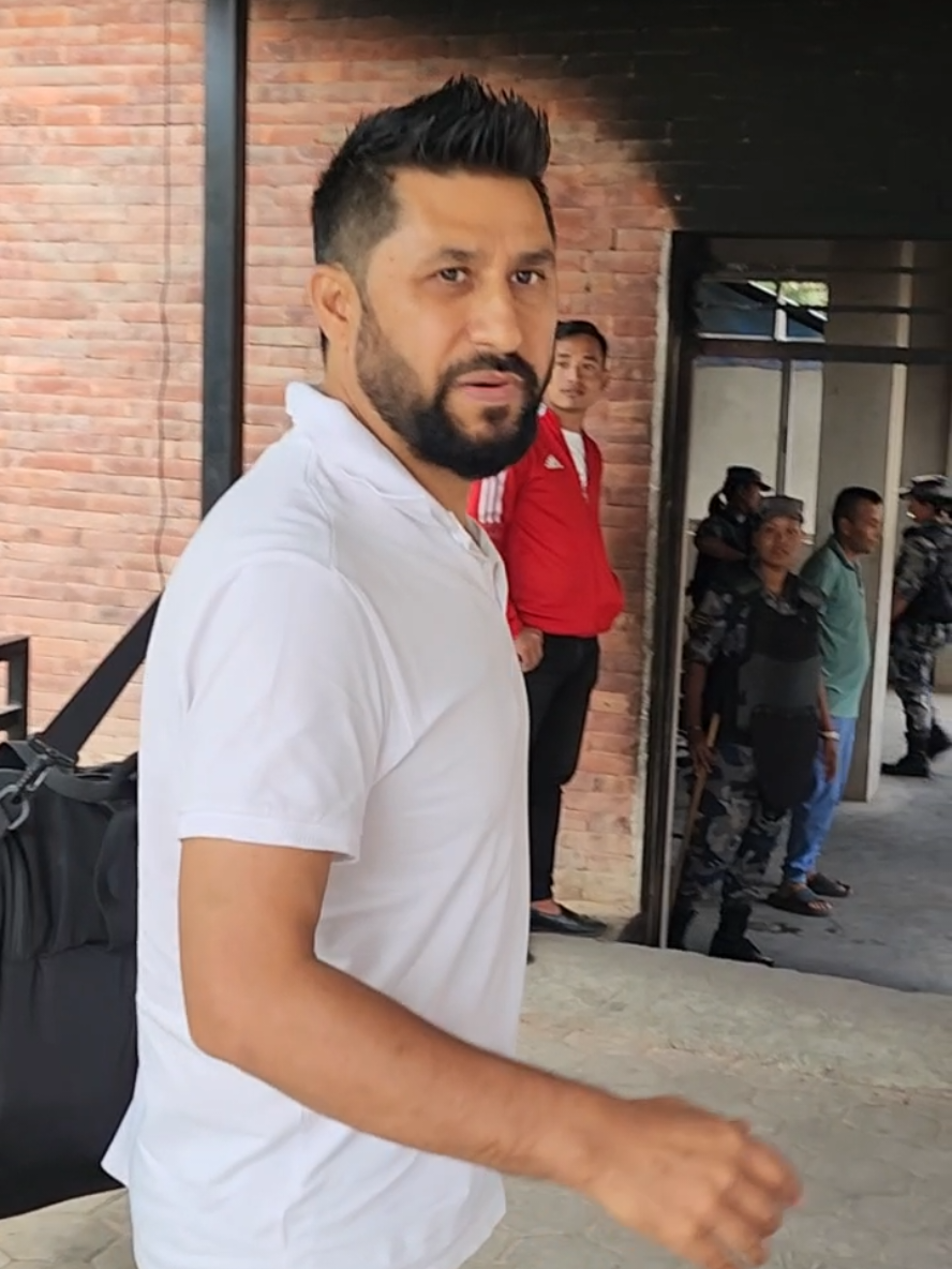 रवि दाई दिउँसो आफै नक्खु कारागार पुग्नुभयो । पाँच घण्टा लगाएर कारागार प्रशासनले रवि दाईको सुरक्षा व्यवस्था मिलायो र कारागारमा राख्न मान्य ।  #justiceforrabilamichhane #nepal #deepakbohora #rabilamichhane 