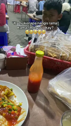 Lagi makan tiba tibaa rama nawarin dagangan nya🥹 Cii ?? rama kenapaa😭😭😭 aku ketemu di galaxy bekasi @VILMEI✨ 