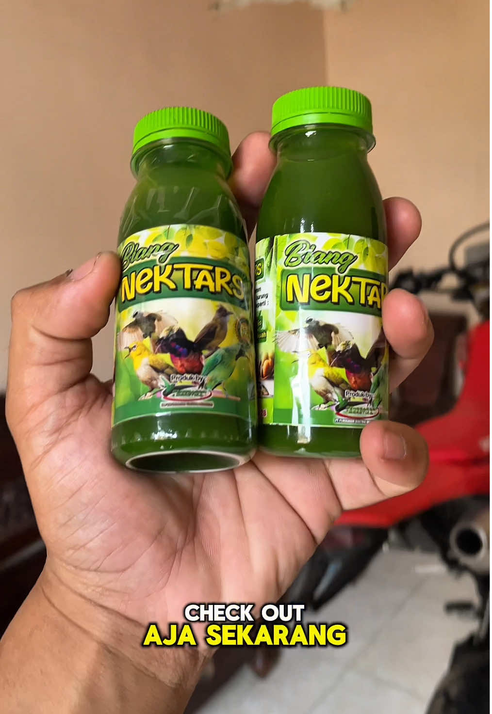 BIANG NEKTAR  Untuk semua burung pemakan nektar atau burung pemakan buah. Konin , sogon , korlap ,kowul , pijantung , cucak ijo , jenggot , kapas tembak , trucuk , pleci , kutilang , cungkok . (nutrisi vitamin,suplemen & protein lengkap untuk stamina semua burung ) (tanpa pemanis buatan) Terbuat dari bahan alami , buah-buahan & susu ,minyak ikan,propolis karbohidrat,minyak salmoon,protein,mineral & Vitamin, nutrisi Lengkap Untuk burung pemakan buah-buahan seperti : KOLIBRI,PLECI,SOGON,CUCAK IJO,JENGGOT dan semua burung lainnya manfaat utama : -sebagai asupan suplemen & nutrisi untuk kebutuhan gizi -menjadikan burung rajin bunyi & cepat gacor -sumber protein lengkap untuk kebutuhan sehari-hari -membuat burung sehat & bertenaga -menyembuhkan burung kurus karena sakit / stress yang berkepanjangan -sebagai suplemen utama untuk kebutuhan sehari - hari cara pakai : berikan langsung sebagai suplemen & gizi harian #biangnektar #nektar #kicaumania #sogon #kicaunesiaonline 