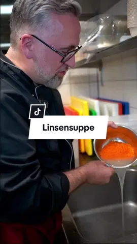 Heute gab’s bei uns im Moxy Mercimek Çorbası 🇹🇷Rote Linsensuppe zum nachmachen. Macht ihr es genau so ? Kenntnisse geheim Tipps? Gast Koch - @oraldesignoemuerpak Ihr wollt auch mal bei uns kochen und euer Lieblings Gericht präsentieren, dann gerne per DM melden 🙋🏽‍♂️
