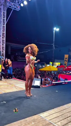 A modelo paraense Pamela Caroline desfilando no concurso de beleza Miss Verão Vigia 2025