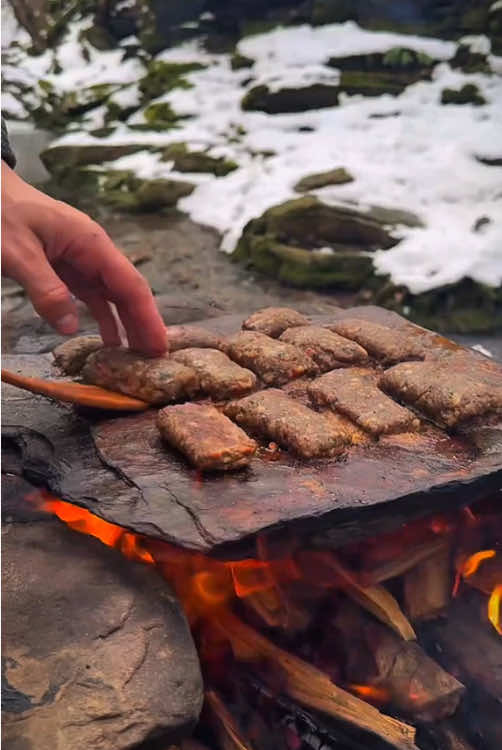 Beef steak on hot stone in the snowy season in the middle of nature 🥩🪵🔥💦🌨❄️ #cookingasmr #leon #outdoorcooking #beef #cookingnature 