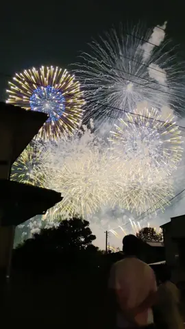 ↓↓↓↓↓↓↓↓↓↓↓↓↓↓↓↓ Tonegawa Fireworks 2025 / 利根川花火🇯🇵 This video showcases the breathtaking artistry of approximately 30,000 fireworks, crafted by Japan’s top four fireworks masters, all recipients of the Prime Minister’s Award. Experience a succession of awe-inspiring scenes, including magnificent starmines perfectly synchronized with music and enchanting water fireworks illuminating the river’s surface. Don’t miss this once-in-a-lifetime dream spectacle set against the majestic backdrop of the Tonegawa River! 内閣総理大臣賞受賞経験を持つ日本最高峰の「四大花火師」が手掛ける、約3万発の芸術花火の競演をお届けします。 音楽と完全にシンクロした壮大なスターマイン、水面を彩る幻想的な水上花火など、息をのむような光景が次々と展開。 利根川の雄大な自然を背景に繰り広げられる、一夜限りの夢のようなスペクタクルをぜひご体験ください！ #利根川大花火大会 #花火師の技 #日本の花火 #絶景花火 #境町 📸 iPhone16 ProMax