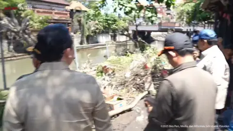 Ketulusan Bapak sulit untuk diartikan… begitu tulus dan apa adanya. Orang boleh saja membenci, menuding, bahkan melontarkan kata-kata buruk. Tapi lihatlah, Pak… rakyatmu justru begitu mencintaimu. Rasanya bukan seperti presiden kepada rakyat, melainkan seperti seorang ayah kepada anak-anaknya. Sosok pelindung yang menenangkan di saat kami butuh sandaran. Terima kasih, Pak. Semoga Bapak selalu sehat, diberi umur panjang, dan terus berjuang demi negeri ini. Kami benar-benar membutuhkan Bapak 🥹🤍 #prabowosubianto #fyp 