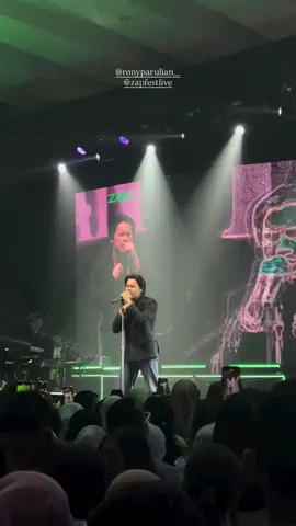 Pesona Sederhana – @Rony Parulian at Zap Fest 2025 cr : instagram/@molmollys #ronyparulian #ronyparuliannainggolan #wer1official #pesonasederhana #fancam #konsermusik #masukberanda #foryoupage #fyp #fyppppppppppppppppppppppp 