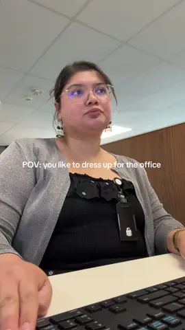 Nothing like a good office outfit!  #officeoutfit #latina #plussizeofficefashion #dressingup 