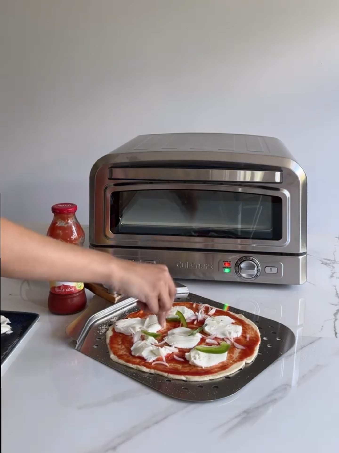 Chỉ 5 - 15 phút, có ngay pizza nóng hổi ngon chuẩn nhà hàng tại nhà với Cuisinart CPZ-120HK. ---- Khám phá ngay công thức đơn giản sau đây. B1: Làm nóng trước viên đá nướng pizza theo hướng dẫn. B2: Lấy bột ra khỏi tủ lạnh 20–30 phút trước khi cán/làm pizza. B3: Cán hoặc kéo dãn bột pizza. B4: Trong một chiếc bát, trộn passata (sốt cà chua nghiền), dầu ô liu và muối biển. B5: Chuyển phần bột đã cán/dãn sang xẻng pizza có phủ bột khô, thêm sốt passata lên mặt bột và dàn đều. B6: Thêm các loại topping (nhớ cho phô mai trước nhé!). B7: Hẹn giờ và nướng (công thức tùy chỉnh theo loại pizza đi kèm trong sách hướng dẫn của Cuisinart CPZ-120HK) Cuối cùng, thưởng thức – đơn giản vậy thôi! #cachlambanh #cuisinart #nauan #nauancungtiktok #lonuongbanh #pizzalover #cachlampizza #diadiemanuong