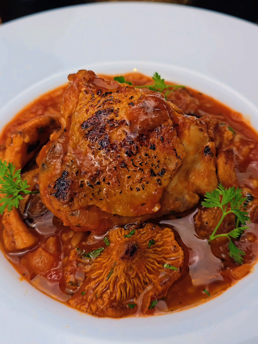 Recette tradition française 🇫🇷 Recette du poulet chasseur  4-8 Haut de cuisse de poulet 375ml bouillon de poule 500g de champignon de Paris  1 oignon 1-2 gousse d'ail  125ml de vin blanc 3 tomates + 100ml de sauce tomates  1 Caf d'estragon ou 1 Cas de persil Pour la recette du poulet chasseur suivre la vidéo ! #poulet #chasseur #recettefacile #recettesimple #recette 