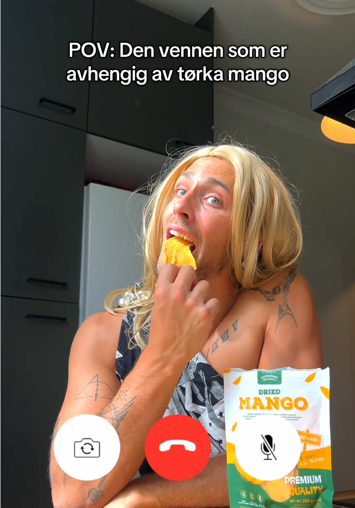 [Annonse @Sunshine Delights] Who can blame her tho?😭    Lett å bli avhengig av disse store deilige bitene med tørka mango fra Sunshine Delights!🥭🫶