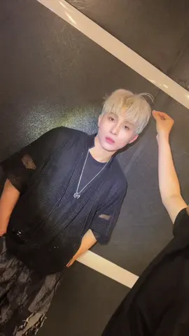 Anh trai @Son.K tại Concert em xinh say hi #trananhthumakeup  Hair @Hiếu Lê  #SơnK #emxinhsayhi 