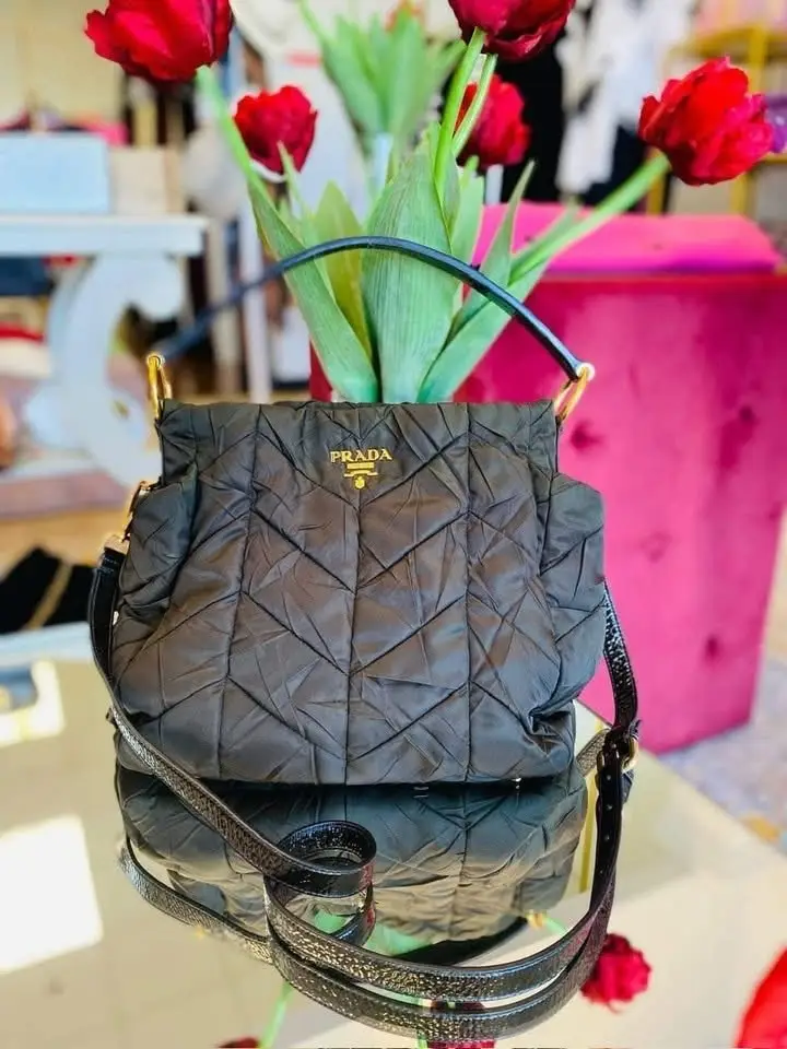 🖤 Prada Quilted Tote 🖤 Un bolso con diseño acolchado que combina lujo, estilo y comodidad. ✔️ Nylon ligero y resistente ✔️ Herrajes dorados con logo Prada ✔️ Doble asa + correa ajustable para mayor versatilidad ✔️ Espacioso, ideal para el día a día o salidas especiales ✨ Sofisticación italiana en cada detalle. 📍 Disponible en tienda y con envíos 🚚