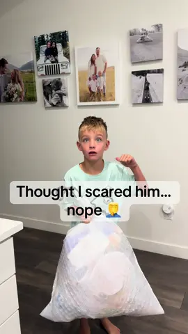 Try to spook the youngest and he just keeps talking like nothing happened 😂 #dad #son #family #prank 