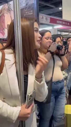 @itswilbertross on MIBF 2025 with his first ever book signing! may fan service pa from madam bea and him huhuhu 😭💕 via and kino in one frame 🤩💓 #wilbertross #beabinene #mibf2025 #arkin #fyp 