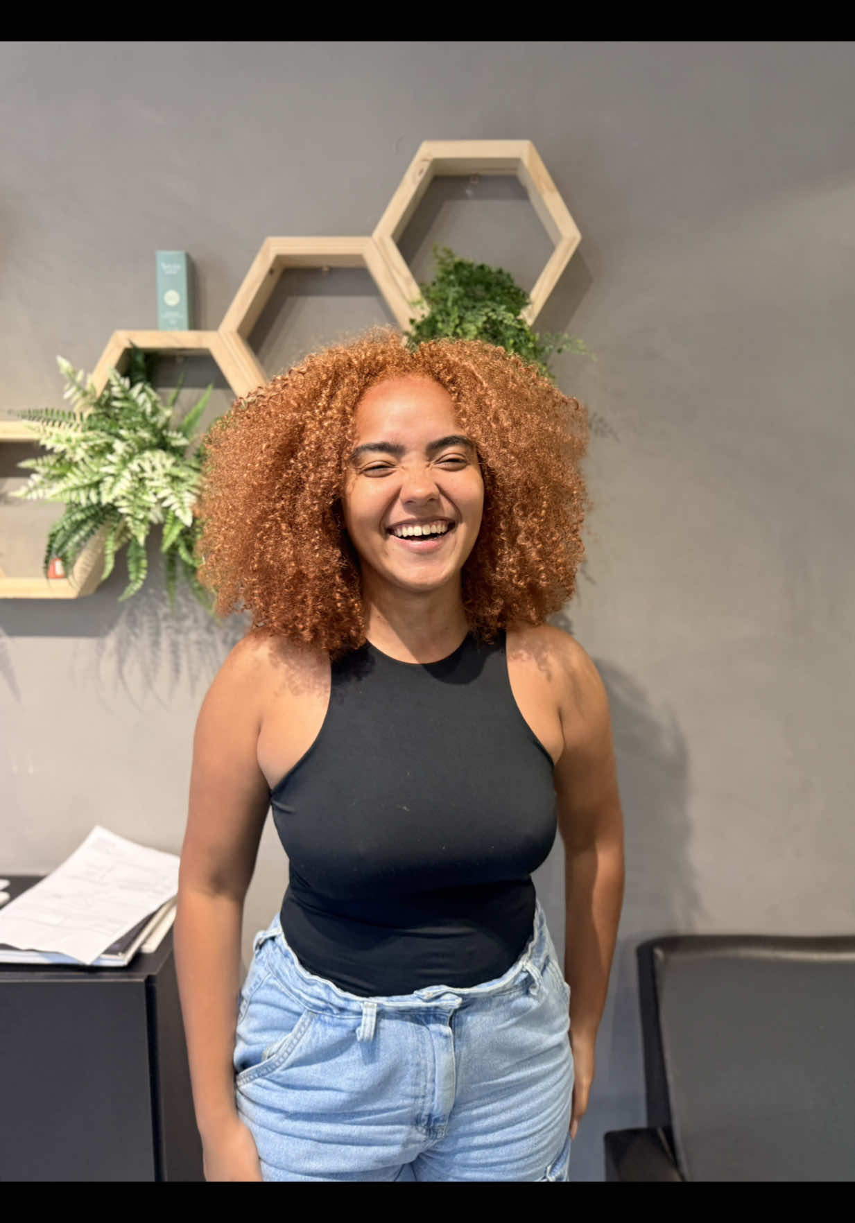 NÃO SOMOS MAIS TRICOLOR 😭😭✨🧡 O quanto eu estava ansiosa por esse momento! Quero agradecer muitooo a @eduarda.dettmannruivos_ , que trabalho impecável, eu amei amei demaisssss!!!!!!  Agora simmm viu, do jeito que eu deveria ter nascido 🤣🤣🤣  Vocês gostaram? Então comentem aqui igual comentaram no direct 🤨🤨  Beijossssss  . . . . . . #crespocurto #crespocacheado #crespo #crespa #ruivanatural    