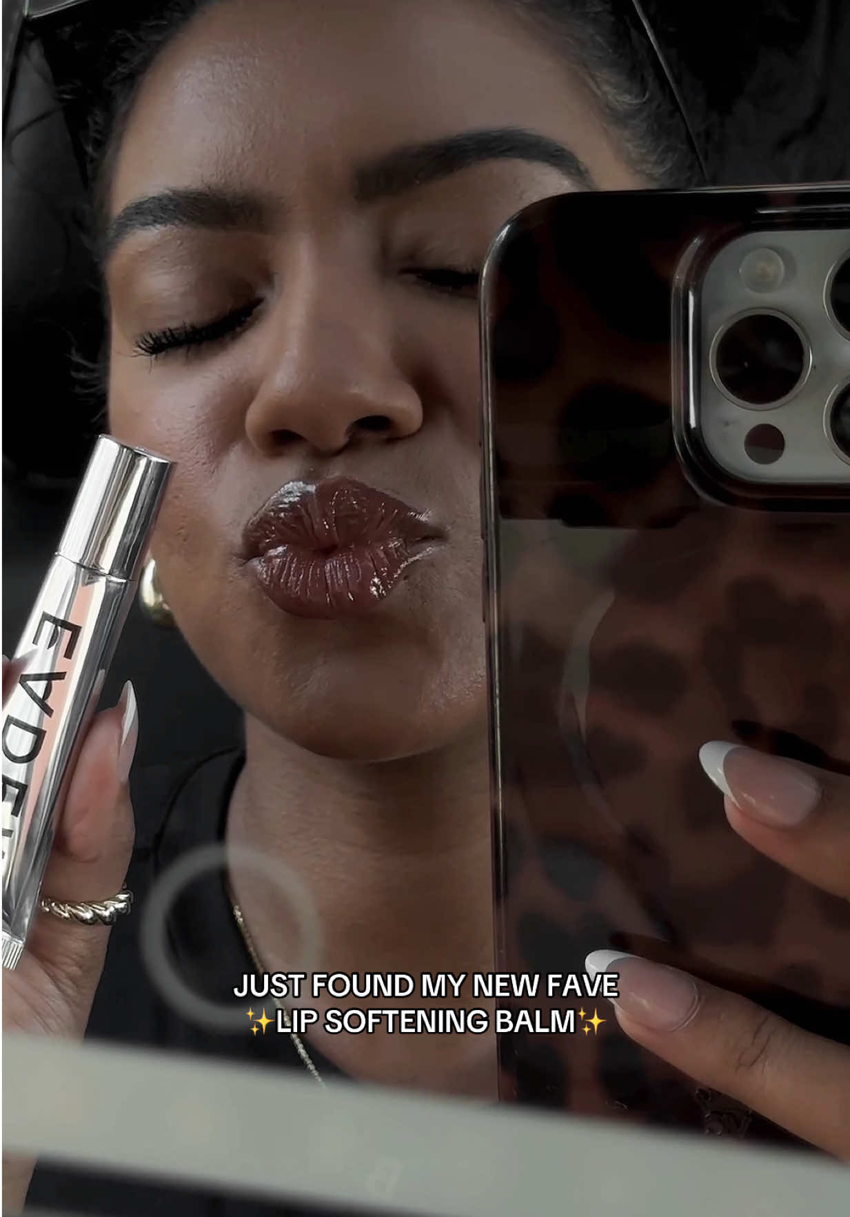 DRY lip season is approaching! The way this applicator feels on the lips is UNMATCHED 👏🏽 SOFTEN your lips all fall & winter with these, so worth it ❤️‍🔥❤️‍🔥❤️‍🔥 #eadem #eademlipbalm #lipsofteningbalm #lipglosspoppin #ttsbeautybesties 