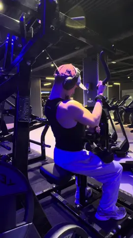 Petite séance à Fitness Park avec le Gym bro, les 2 machines sont exceptionnelles (Sous débardeur @LUCID EU quel est donc ce poulet) #entrainement #musculation #fitnesspark #Tours#gym